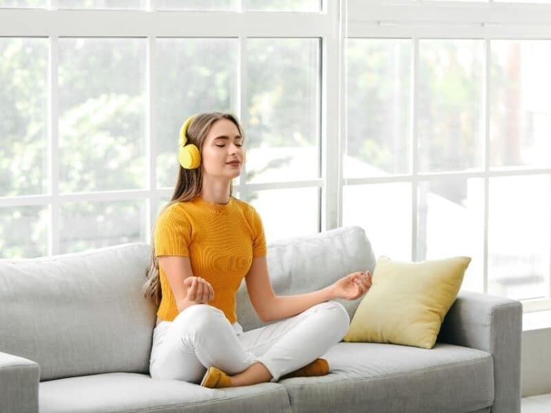 How Online Meditation Classes Help You Feel Less Anxiety