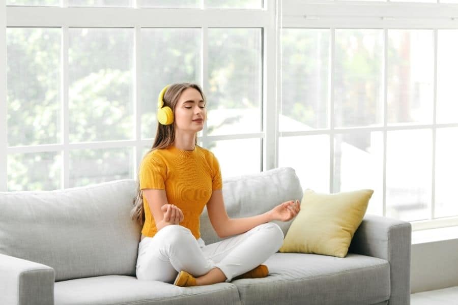 How Online Meditation Classes Help You Feel Less Anxiety